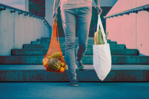 Bolsas biodegradables: cómo se hacen y por qué son una alternativa ecológica